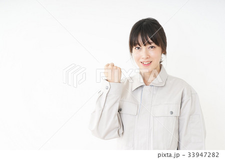 工場で働く作業服姿の女性 33947282