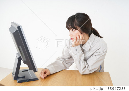 工場で働く作業服姿の女性 33947283