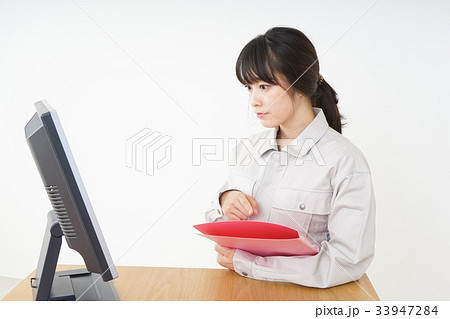 工場で働く作業服姿の女性 33947284