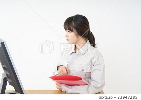工場で働く作業服姿の女性 33947285