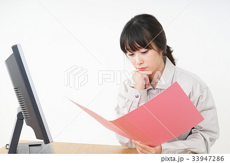 工場で働く作業服姿の女性 33947286