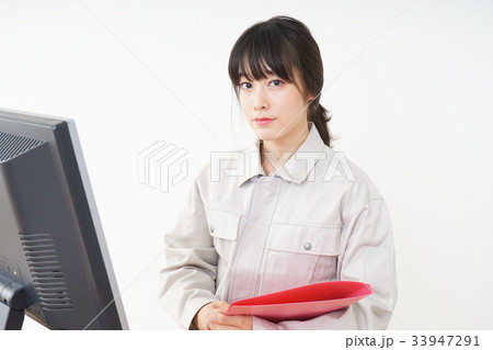 工場で働く作業服姿の女性 33947291