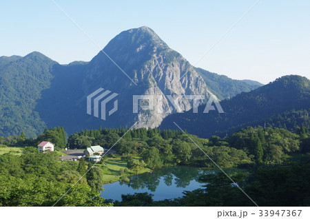 新潟 糸魚川の景勝地 高浪の池と「明星山(みょうじょうやま)」 高浪の池展望台より 糸魚川ジオパーク 新潟 糸魚川の景勝地 高浪の池と「明星山(みょうじょうやま)」 高浪の池展望台より 糸魚川ジオパーク 33947367