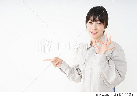 作業服で安全確認をする若い女性 作業服で安全確認をする若い女性 33947408
