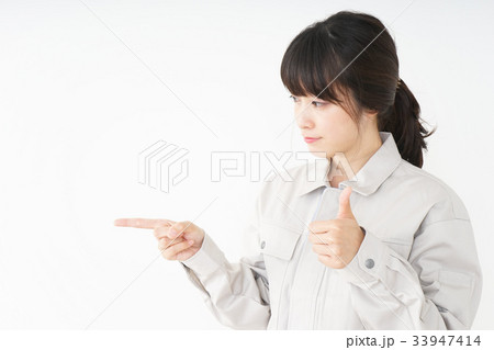 作業服で安全確認をする若い女性 33947414