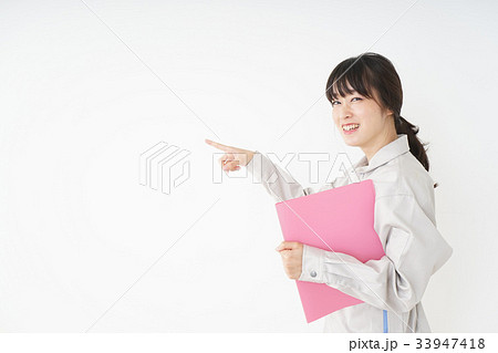 作業服で安全確認をする若い女性 33947418