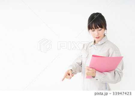 作業服で安全確認をする若い女性 33947423