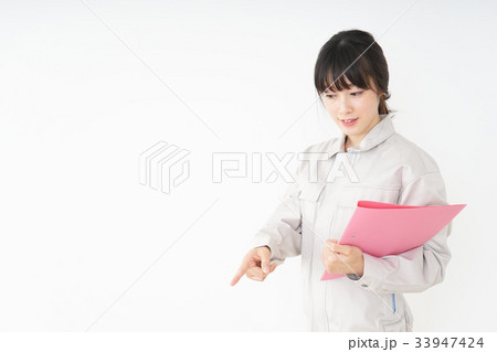 作業服で安全確認をする若い女性 作業服で安全確認をする若い女性 33947424