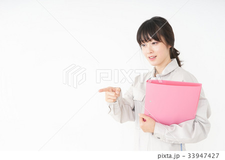 作業服で安全確認をする若い女性 33947427