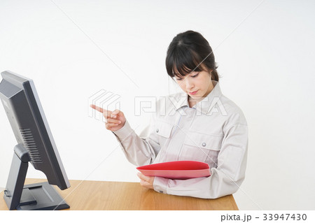 作業服で安全確認をする若い女性 33947430