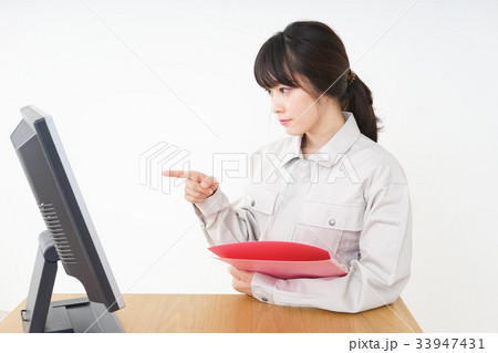 作業服で安全確認をする若い女性 33947431