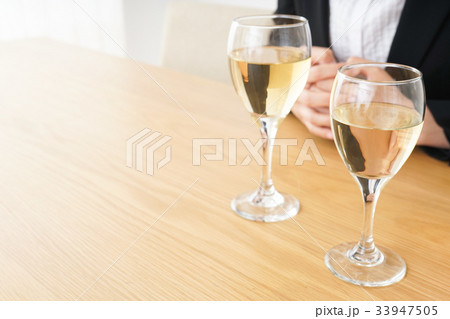 スーツ姿でお酒を飲む若い女性 スーツ姿でお酒を飲む若い女性 33947505