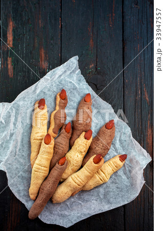 Halloween cookies like fingers 33947557