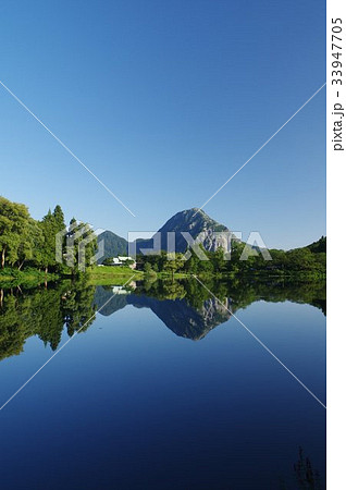新潟　糸魚川の景勝地　高浪の池と湖面に映る「明星山（みょうじょうやま）」　糸魚川ジオパーク 33947705