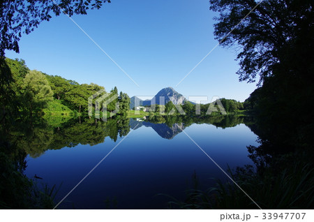 新潟　糸魚川の景勝地　高浪の池と湖面に映る「明星山（みょうじょうやま）」　　超広角　糸魚川ジオパーク 33947707