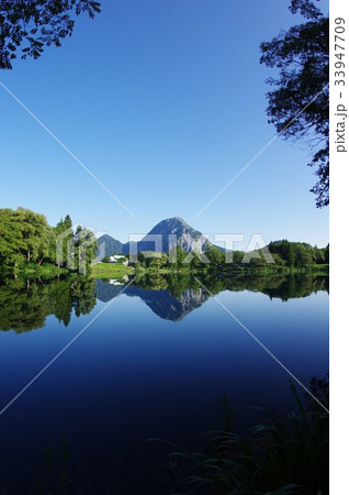 新潟 糸魚川の景勝地 高浪の池と湖面に映る「明星山(みょうじょうやま)」 超広角 糸魚川ジオパーク 新潟 糸魚川の景勝地 高浪の池と湖面に映る「明星山(みょうじょうやま)」 超広角 糸魚川ジオパーク 33947709