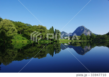 新潟 糸魚川の景勝地 高浪の池と湖面に映る「明星山(みょうじょうやま)」 糸魚川ジオパーク 新潟 糸魚川の景勝地 高浪の池と湖面に映る「明星山(みょうじょうやま)」 糸魚川ジオパーク 33947710