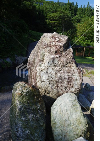 新潟　糸魚川の天然記念物「小滝川硬玉産地」　ジオサイト公園に展示されたひすいの原石 33947977