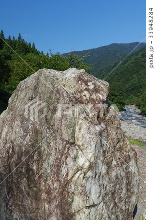 新潟　糸魚川の天然記念物「小滝川硬玉産地」　ジオサイト公園に展示されたひすいの原石とヒスイ峡　縦 33948284