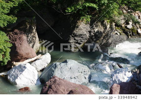 新潟　糸魚川の天然記念物「小滝川硬玉産地」　ヒスイ原石の巨石が点在する　小滝川ヒスイ峡ジオサイト 33948942