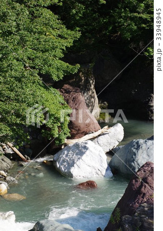 新潟　糸魚川の天然記念物「小滝川硬玉産地」　ヒスイ原石の巨石が点在する　小滝川ヒスイ峡ジオサイト 33948945