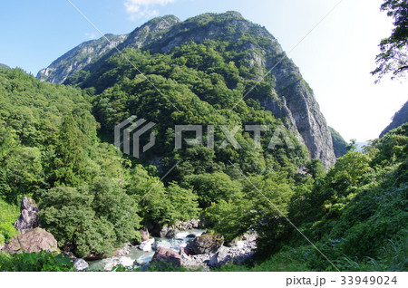 新潟 糸魚川の天然記念物「小滝川硬玉産地」と明星山 ヒスイ原石の巨石が点在する 糸魚川ジオサイト 新潟 糸魚川の天然記念物「小滝川硬玉産地」と明星山 ヒスイ原石の巨石が点在する 糸魚川ジオサイト 33949024
