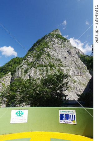新潟　糸魚川の山　ジオパーク展望台より望む明星山南壁　全山石灰岩の山　小滝川ヒスイ峡ジオサイト 33949311