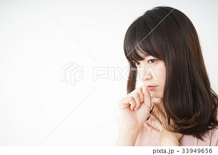 風邪で咳込む若い女性 33949656