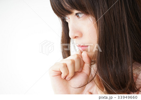 風邪で咳込む若い女性 33949660