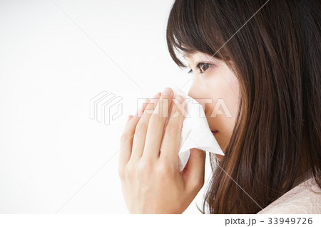 鼻をかむ若い女性 33949726