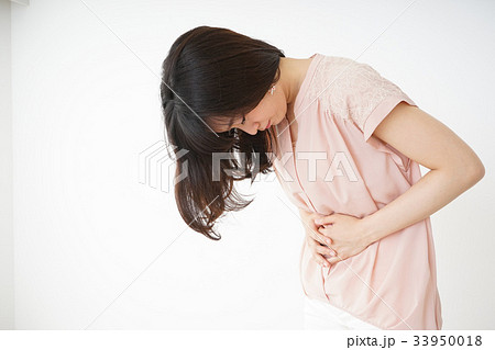 腹痛苦しむ若い女性 腹痛苦しむ若い女性 33950018