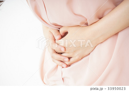腹痛苦しむ若い女性 33950023