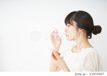 内服薬を服用する若い女性 33950067