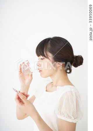 内服薬を服用する若い女性 内服薬を服用する若い女性 33950069