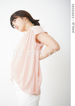 腹痛に苦しむ若い女性 33950392