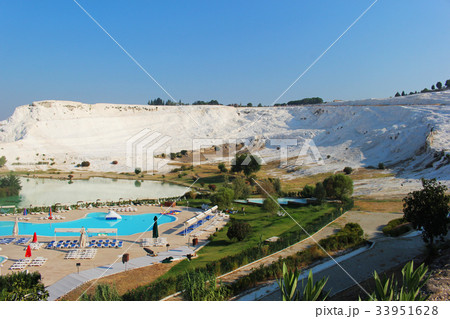 トルコの石灰棚のパムッカレの景色　Famous Turkish Pammukale 33951628