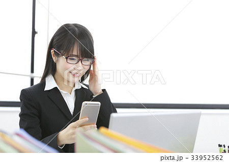 明るい女性 オフィスイメージ 明るい女性 オフィスイメージ 33952562
