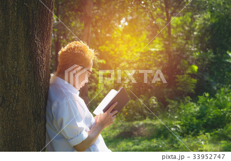 woman reading a book enjoys of rest. woman reading a book enjoys of rest. 33952747