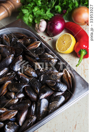 Fresh mussels with ingredients for cooking   33953027