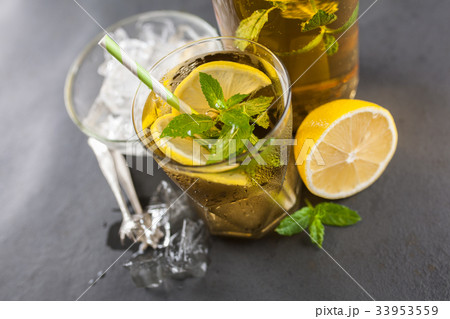 Ice tea with lemon and mint 33953559