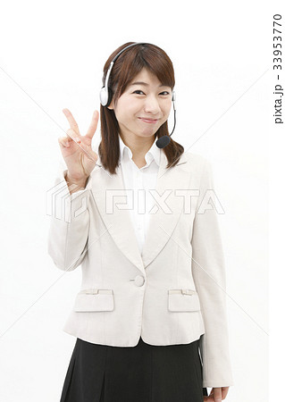 ビジネスウーマン　カジュアルスーツ　女性　白バック　インカム 33953770