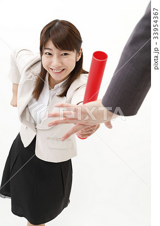 ビジネスウーマン　スーツ　女性　白バック　バトンタッチ 33954367