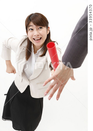 ビジネスウーマン　スーツ　女性　白バック　バトンタッチ 33954370