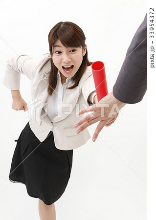 ビジネスウーマン スーツ 女性 白バック バトンタッチ ビジネスウーマン スーツ 女性 白バック バトンタッチ 33954372