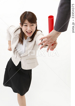 ビジネスウーマン　スーツ　女性　白バック　バトンタッチ 33954375
