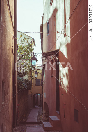 Narrow alleys, historical town in Italy Narrow alleys, historical town in Italy 33955710