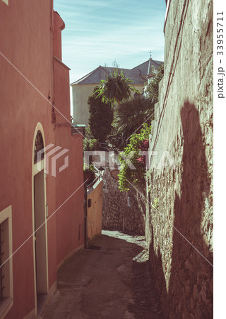 Narrow alleys, historical town in Italy Narrow alleys, historical town in Italy 33955711