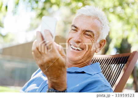 LoMature man outdoors using mobile phone LoMature man outdoors using mobile phone 33959523