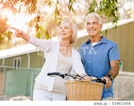 Senior couple relaxing in park 33961008