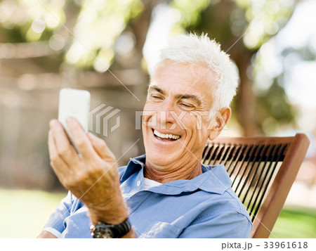 LoMature man outdoors using mobile phone 33961618